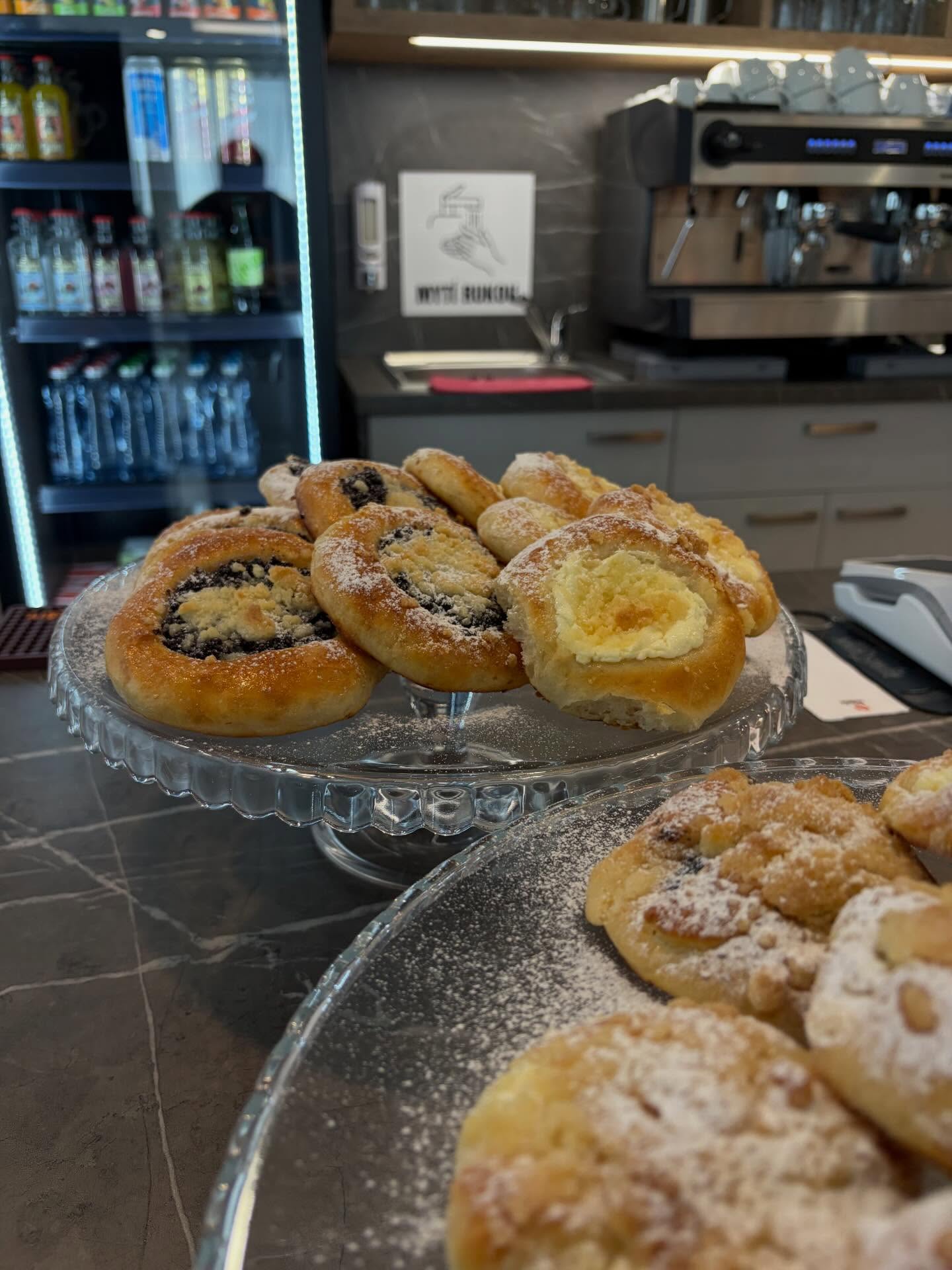 Domácí kynuté koláče u espresso baru