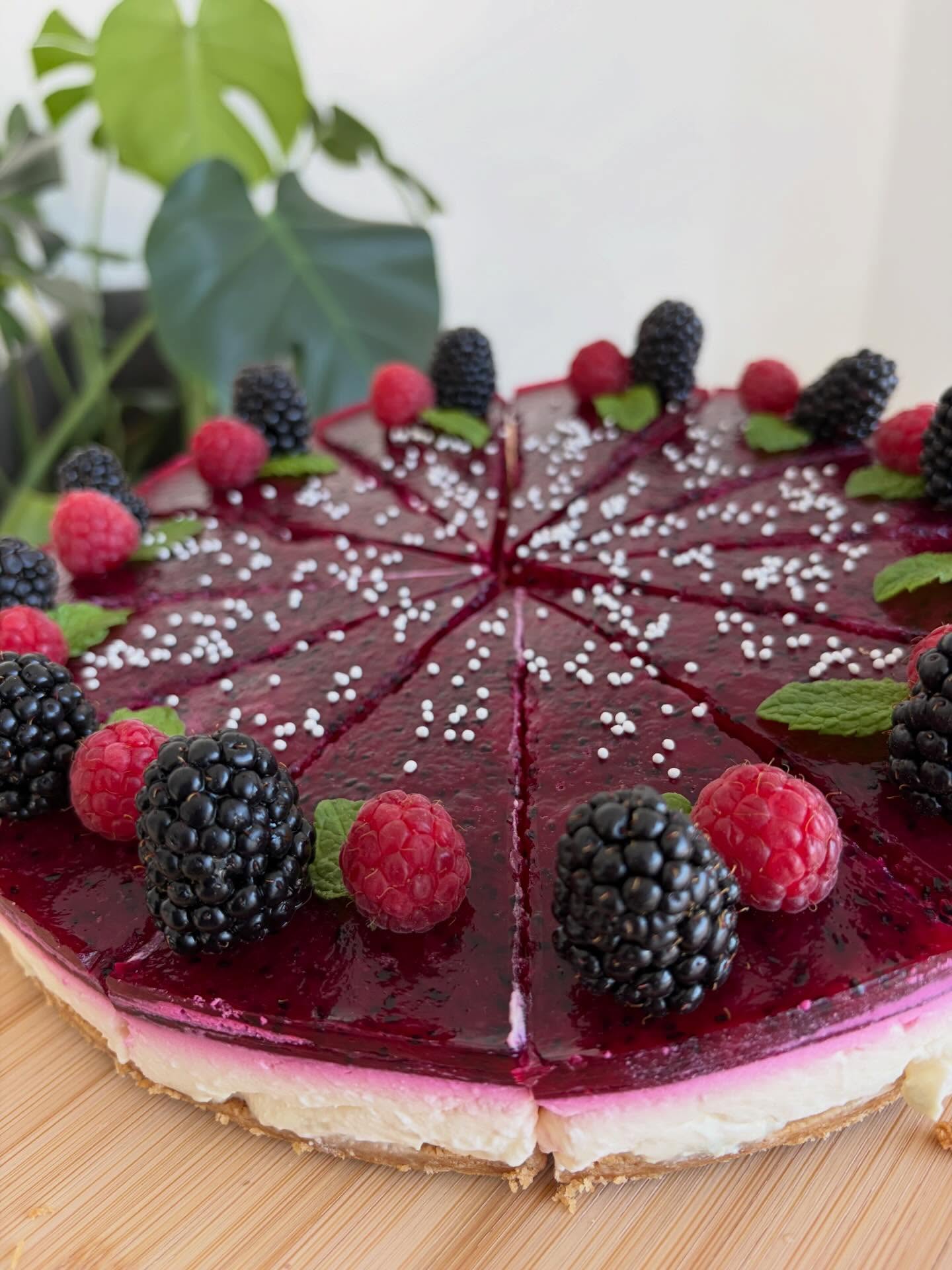 Cheesecake s lesním ovocem a malinami